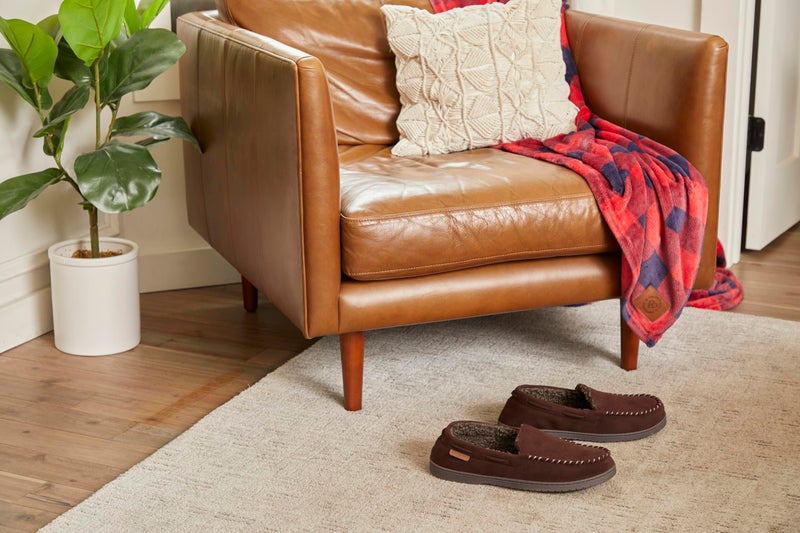 Dearfoams Men's Keaton Memory Foam Moccasin with Wide Widths Slipper, Coffee Microsuede, X-Large - Image 3